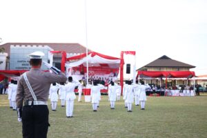 Penurunan Bendera Merah Putih Tutup Rangkaian HUT RI ke-80 di Kecamatan Mekar Baru