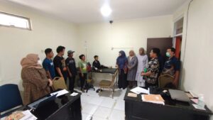 Sigap Tanggap, Kasi Pemberdayaan Kecamatan Mekar Baru Koordinasikan Rujukan Anak Penderita Kusta ke RS Sitanala