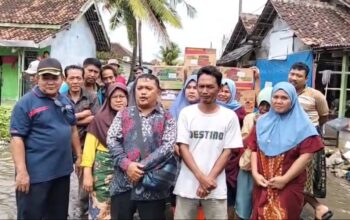 Wujud Nyata Kepedulian Kades Kedaung: H. Ya’Kub Turun Langsung Salurkan Sembako bagi Korban Banjir Kampung Jenggati